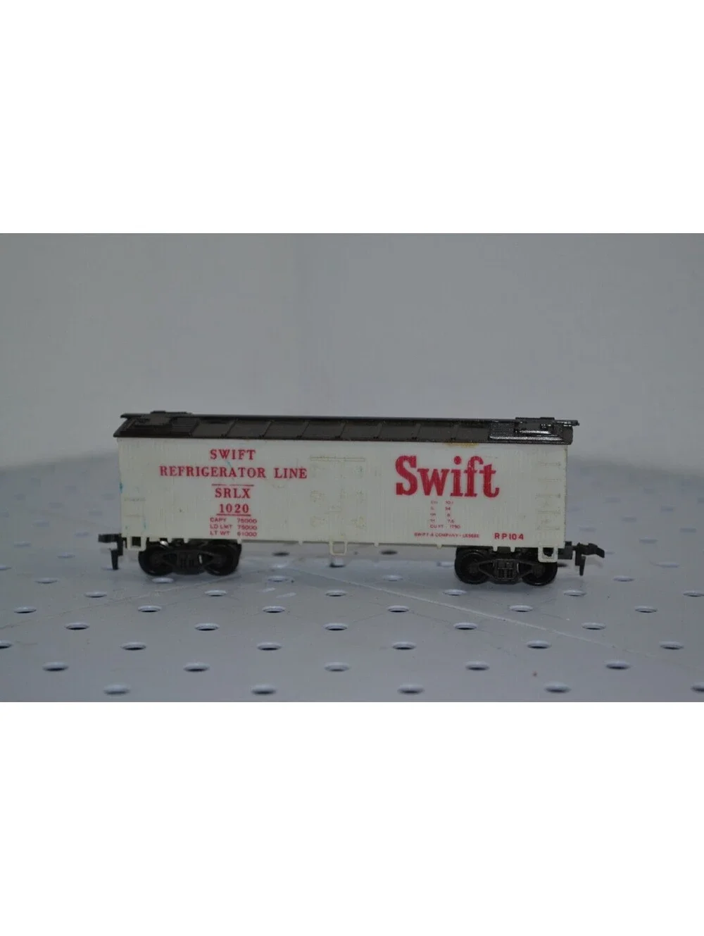 HO Train Lot of 2 Tyco Swift Refrigerator Car & Bachmann Santa Fe Wood Stock Car